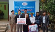 MTTQ huyện phối hợp cùng công ty Xuân Hưng trao tiền hỗ trợ làm nhà