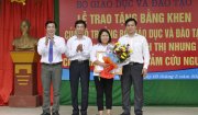 Trao tặng Bằng khen của Bộ trưởng Bộ Giáo dục và Đào tạo cho học sinh Mạch Thị Nhung có hành động dũng cảm cứu người