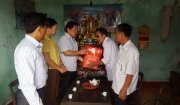Đồng chí Lê Thanh Hải - Tỉnh ủy viên - Bí thư Huyện ủy tặng quà người có công  tại Thị trấn Nông Cống