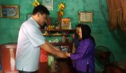 Đồng chí Nguyễn Quốc Tiến - Phó bí thư Thường trực Huyện ủy - Chủ tịch HĐND huyện thăm, tặng quà gia đình chính sách xã Vạn Thắng