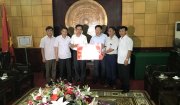 Đồng chí Lê Thanh Hải - Tỉnh ủy viên - Bí thư Huyện ủy thăm, tặng quà ủng hộ đồng bào bị thiệt hại do lũ lụt tại huyện Thạch Thành