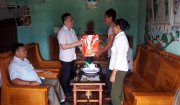 Đồng chí Mai Nhữ Thắng, Phó bí thư Huyện ủy, Chủ tịch UBND huyện thăm và tặng quà các gia đình chính sách