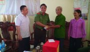 Thiếu tướng Nguyễn Hải Trung, Giám đốc công an tỉnh Thanh Hóa tặng quà gia đình chính sách huyện Nông Cống