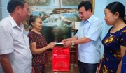 Đồng chí Nguyễn Quốc Tiến,  Bí thư Huyện ủy, Chủ tịch HĐND  huyện tặng quà gia đình chính sách ở thị trấn Nông Cống