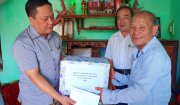 Đồng chí Mai Nhữ Thắng - Phó bí thư Huyện ủy - Chủ tịch UBND huyện thăm, tặng quà một số nạn nhân chất độc da cam xã Tế Lợi