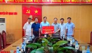 Đồng chí Mai Nhữ Thắng, Chủ tịch UBND huyện Nông Cống thăm và tặng quà hỗ trợ đồng bào bị thiệt hại do mưa lũ ở huyện Quan Sơn