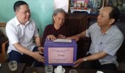 Đồng chí Nguyễn Văn Phát, Ủy viên BTV, Trưởng ban Tuyên giáo Tỉnh ủy  thăm, tặng quà các gia đình chính sách tiêu biểu huyện Nông Cống