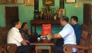 Đồng chí Nguyễn Quốc Tiến - Bí thư huyện uỷ - Chủ tịch HĐND huyện thăm tặng quà các gia đình chính sách xã Trường Sơn