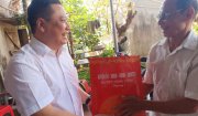 Đồng chí  Mai Nhữ Thắng, Phó Bí thư Huyện ủy, Chủ tịch UBND huyện thăm, tặng quà gia đình chính sách xã Thăng Bình.