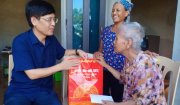 Đồng chí Lê Xuân Hùng, Phó bí thư Thường trực Huyện ủy thăm, tặng quà gia đình chính sách  Thị trấn Nông Cống