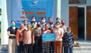 Trao tiền hỗ trợ làm nhà “Mái ấm tình thương” cho hội viên phụ nữ Đặng Thị Quân, thôn Phú Hưng xã Yên Mỹ