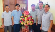 Lãnh đạo huyện tặng hoa chúc mừng Ngày Báo chí Cách mạng Việt Nam