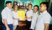 Đồng chí Nguyễn Lợi Đức, Phó Bí thư Huyện ủy, Chủ tịch UBND  huyện thăm, tặng quà một số gia đình chính sách xã Vạn Hòa