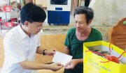 Đồng chí Lê Xuân Hùng Phó Bí thư Thường trực Huyện ủy tặng quà các gia đình chính sách tại xã Công Chính
