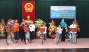 Hội phụ nữ xã Hoàng Sơn trao xe đạp và trao quà cho học sinh có hoàn cảnh đặc biệt khó khăn