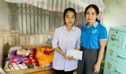 Hội LHPN huyện Nông Cống  tặng quà cho cháu Nguyễn Thị Hạnh, học sinh lớp 11A5 Trường THPT Nông Cống 4