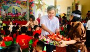 Đồng chí Phạm Hồng Hạnh – Uỷ viên BTV Huyện ủy – Phó Chủ tịch Thường trực UBND huyện thăm, tặng quà Tết Trung thu cho các cháu thiếu nhi 