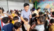Đồng chí Lê Xuân Hùng, Phó Bí thư Thường trực Huyện ủy tặng quà trung thu tại Trường tiểu học Trường Giang 2
