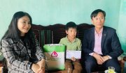 Ngân hàng Chính sách Xã hội huyện Nông Cống tặng quà Tết cho 02 trẻ mồ côi do đơn vị nhận đỡ đầu
