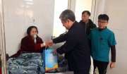 Đồng chí Phạm Hồng Hạnh, Ủy viên BTV Huyện ủy, Phó Chủ tịch thường trực UBND huyện đến thăm và tặng quà các bệnh nhân đang phải điều trị nội trú tại bệnh viện trong dịp tết Giáp Thìn