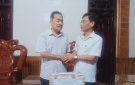Đồng chí Lê Xuân Hùng, Phó Bí thư Thường trực Huyện ủy thăm, tặng quà gia đình chính sách xã Trung Chính