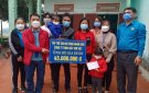 Công đoàn Công ty TNHH Giầy Kim Việt Việt Nam trao tặng 4 sổ tiết kiệm cho 4 gia đình có công nhân tử vong do tiêm vắc xin phòng Covid-19