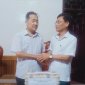 Đồng chí Lê Xuân Hùng, Phó Bí thư Thường trực Huyện ủy thăm, tặng quà gia đình chính sách xã Trung Chính